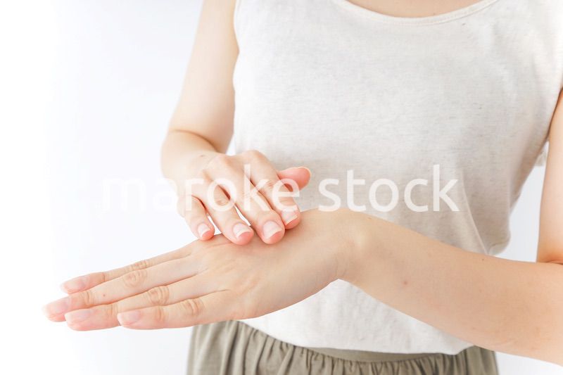 ハンドケアをする女性