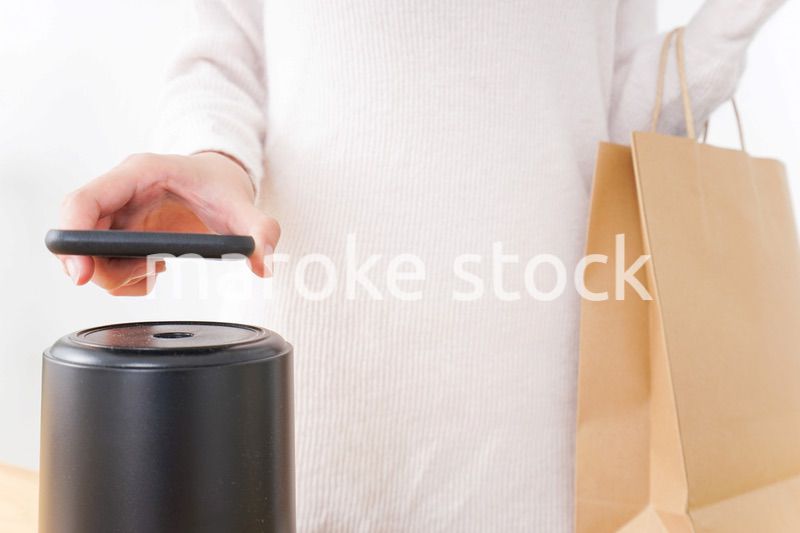 電子マネーで決済をする若い女性