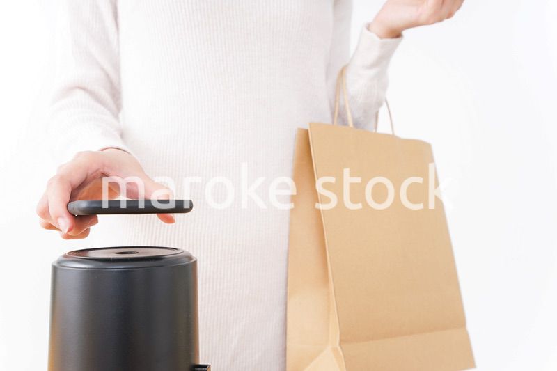 電子マネーで決済をする若い女性