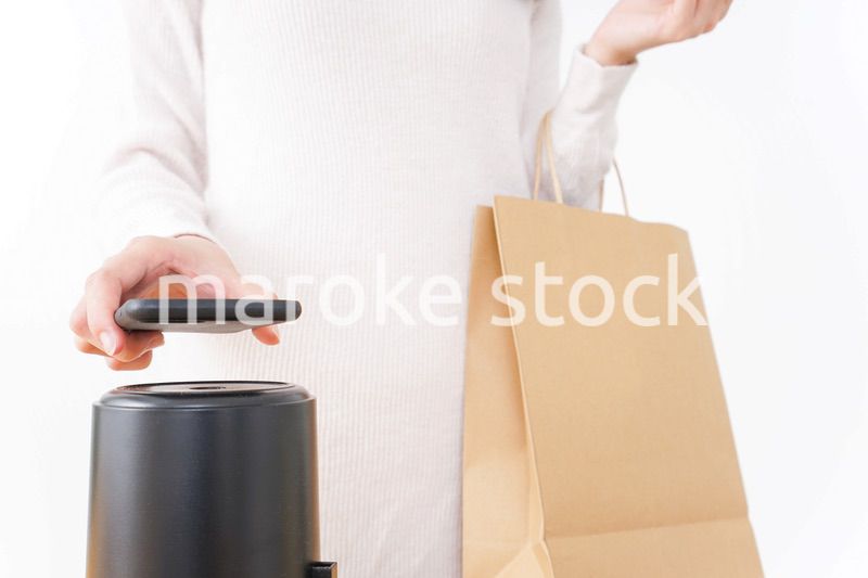 電子マネーで決済をする若い女性