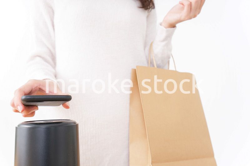 電子マネーで決済をする若い女性