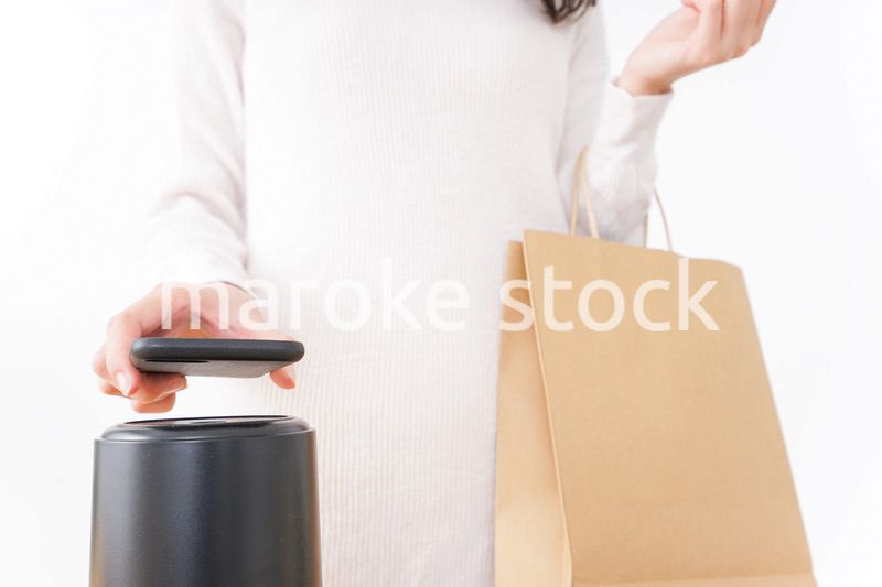 電子マネーで決済をする若い女性