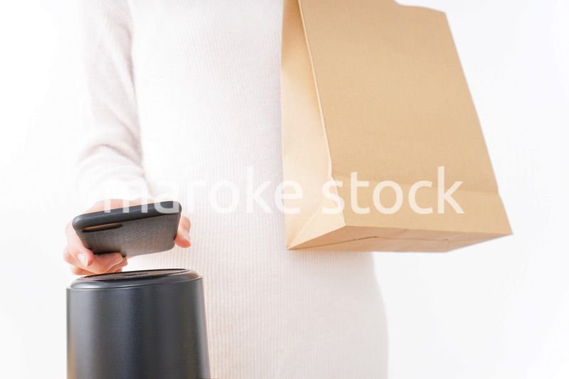 電子マネーで決済をする若い女性