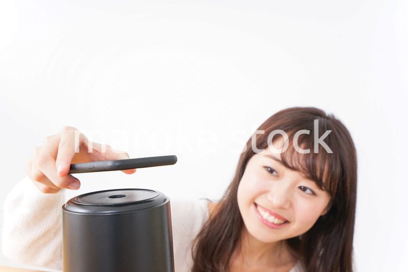 電子マネーで決済をする若い女性