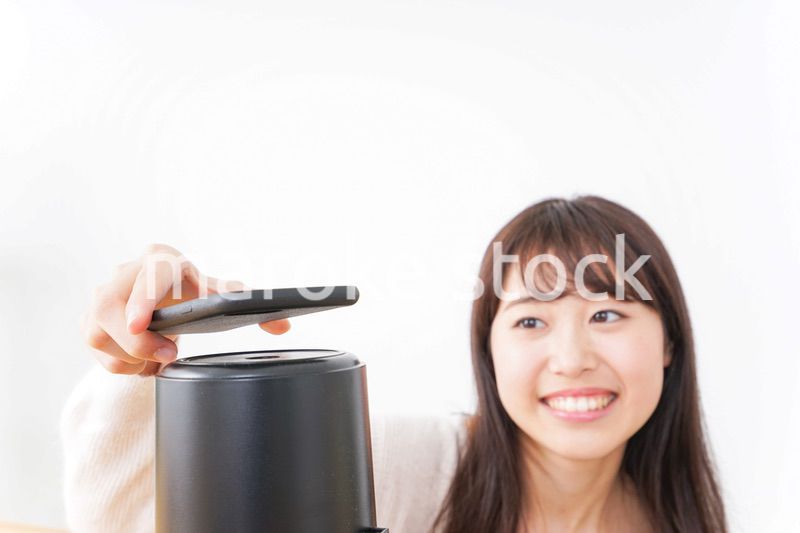 電子マネーで決済をする若い女性