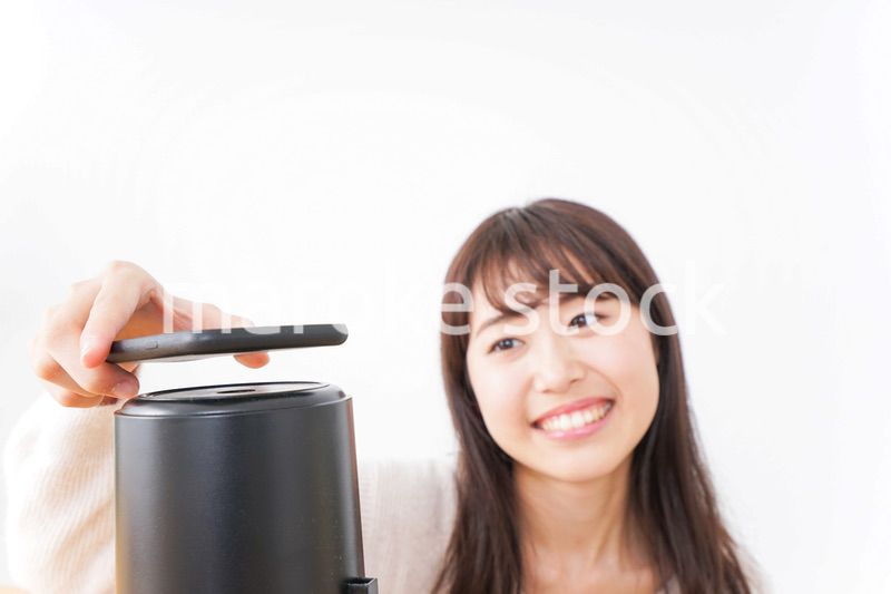 電子マネーで決済をする若い女性