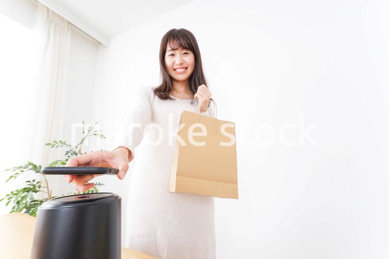 電子マネーで決済をする若い女性