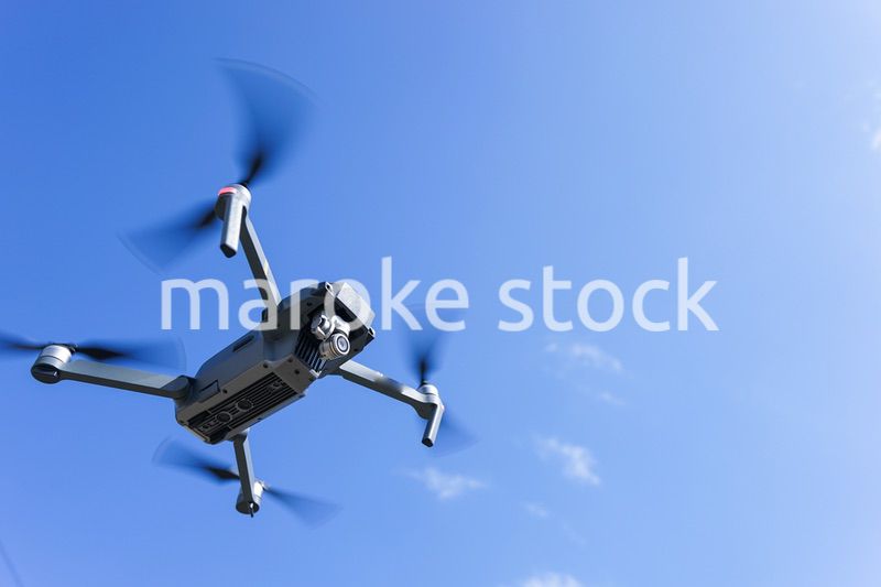 飛行するドローン