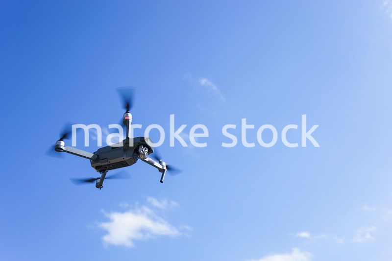 飛行するドローン