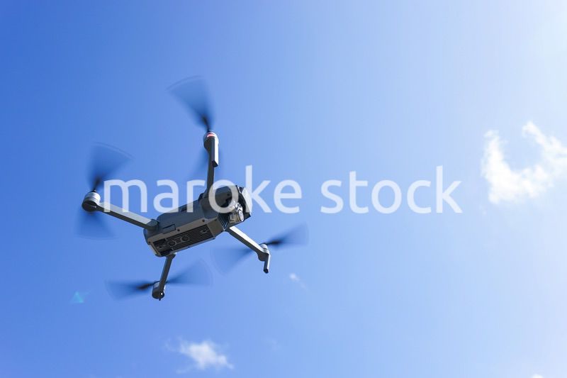 飛行するドローン
