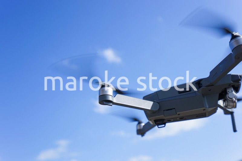 飛行するドローン