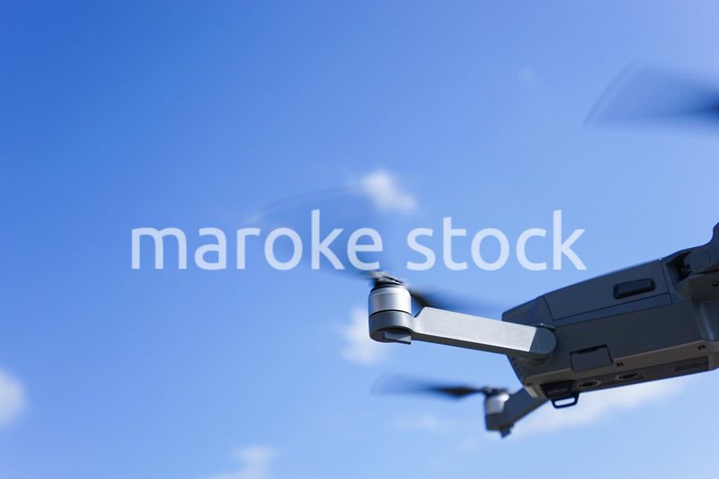 飛行するドローン