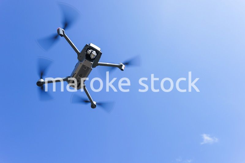 飛行するドローン