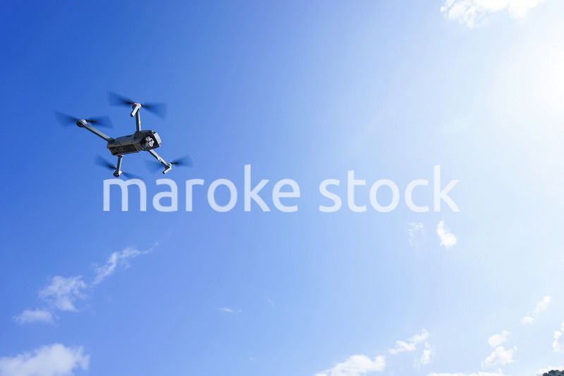飛行するドローン