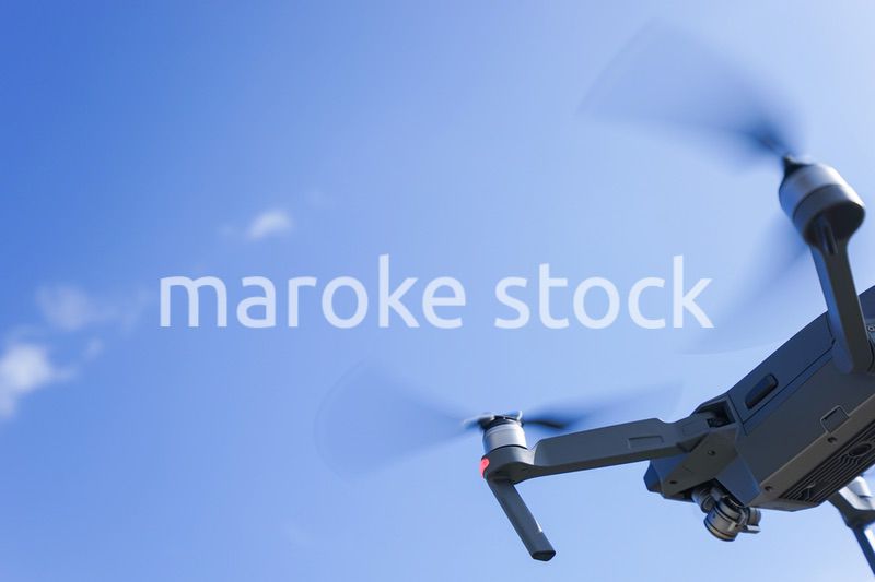 飛行するドローン