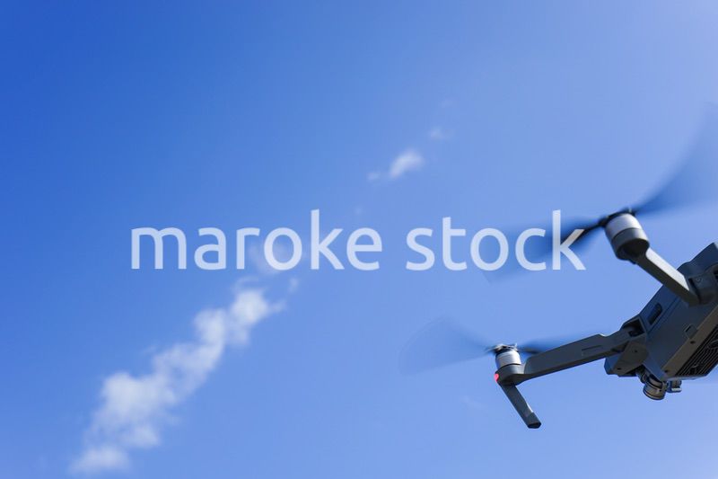 飛行するドローン