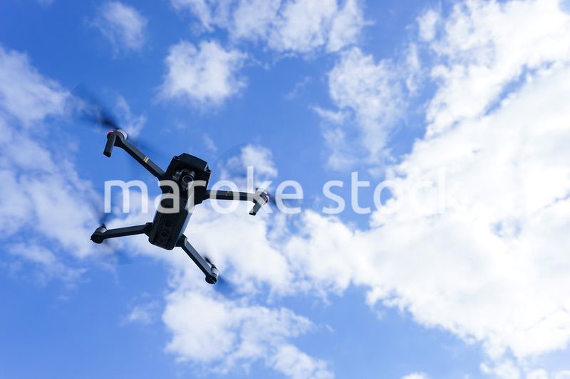 飛行するドローン