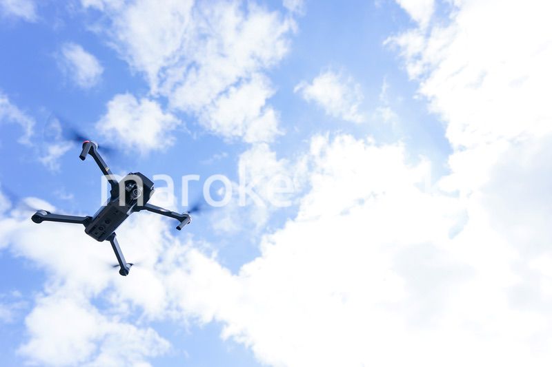 飛行するドローン