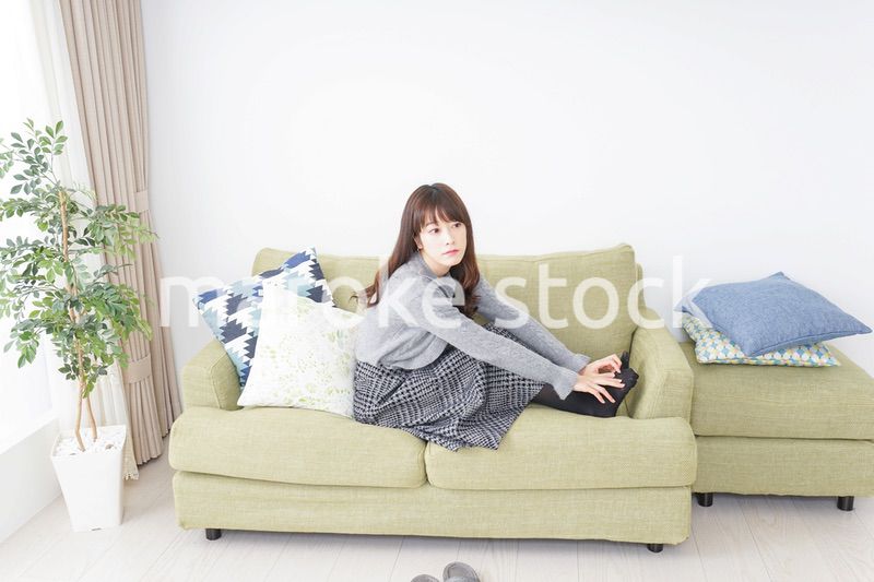 自宅でリラックスをする女性
