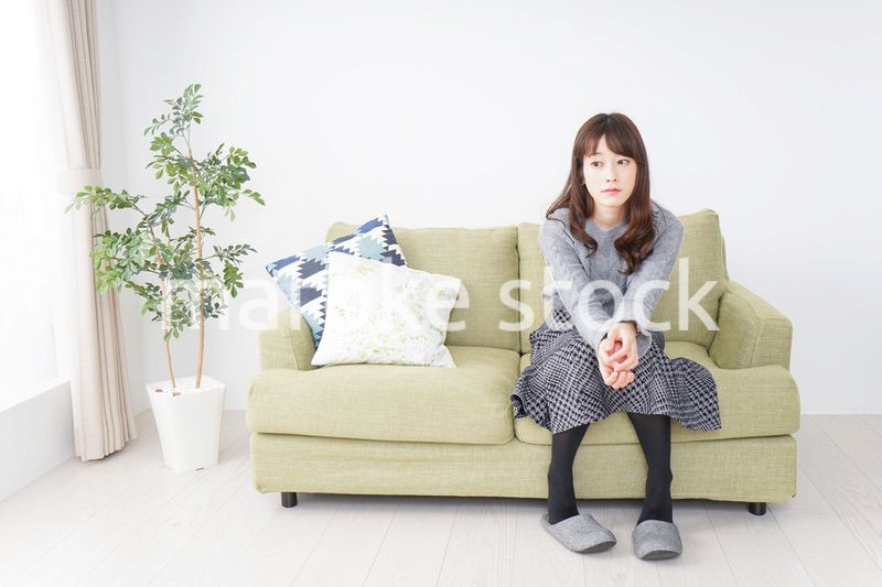 自宅でリラックスをする女性