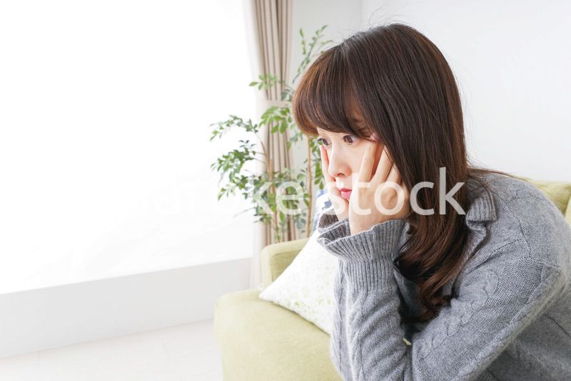 自宅でリラックスをする女性