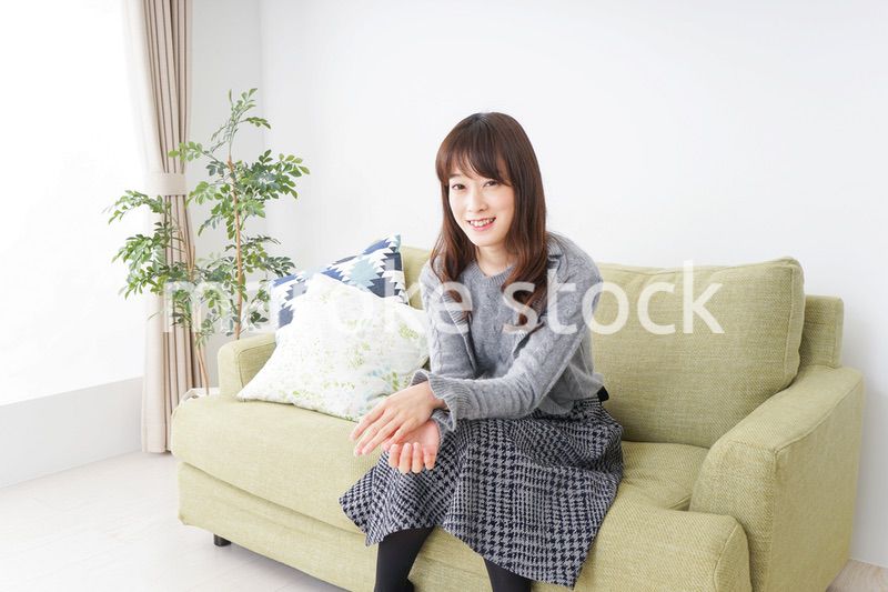 自宅でリラックスをする女性