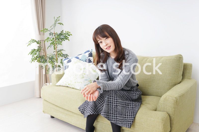 自宅でリラックスをする女性