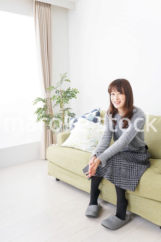 自宅でリラックスをする女性