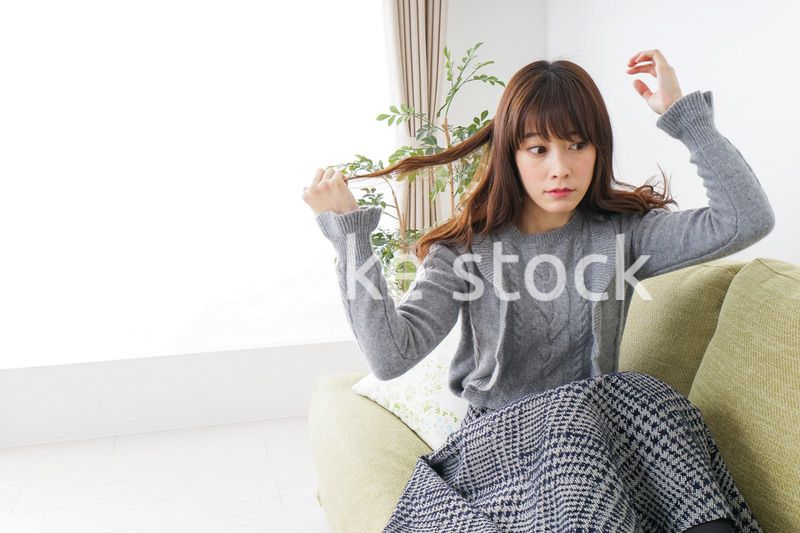 自宅でリラックスをする女性