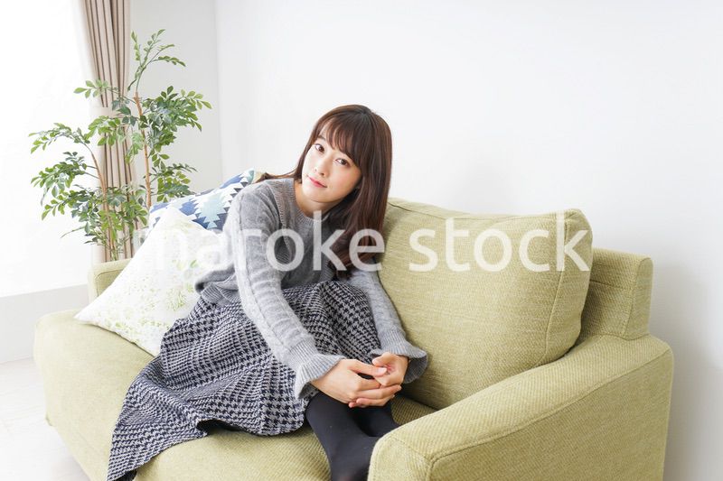 自宅でリラックスをする女性