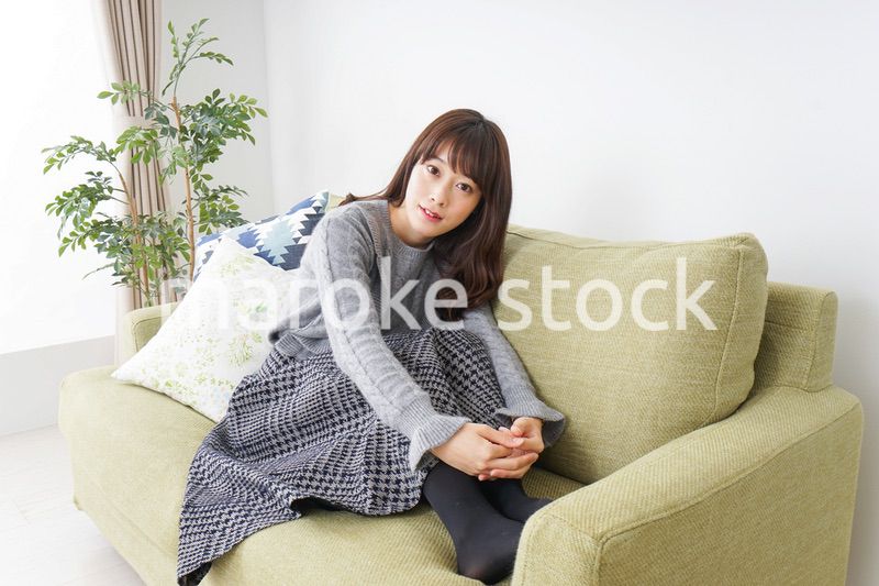 自宅でリラックスをする女性