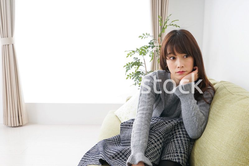 自宅でリラックスをする女性