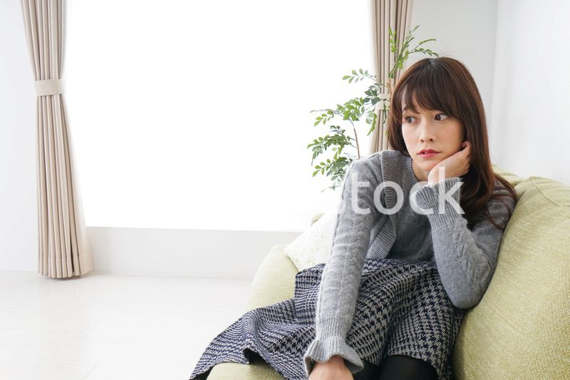 自宅でリラックスをする女性