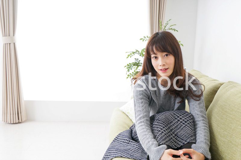 自宅でリラックスをする女性