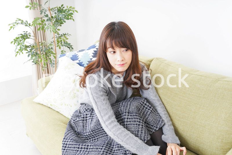 自宅でリラックスをする女性