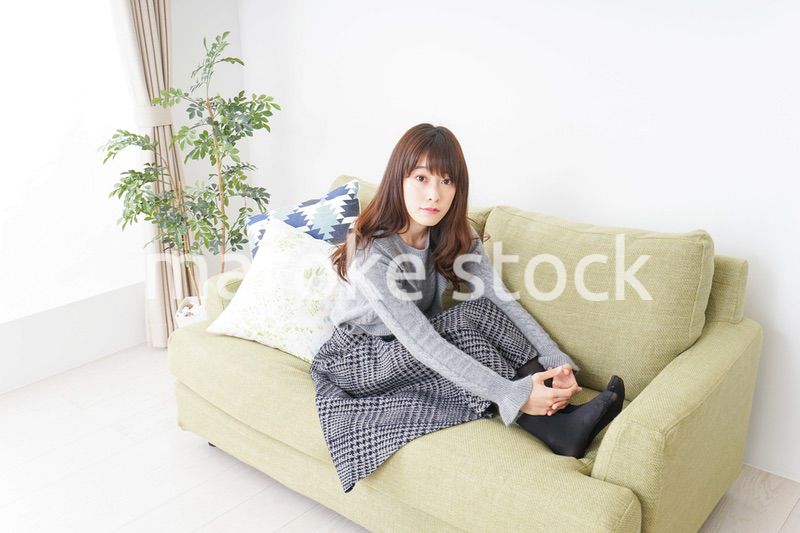 自宅でリラックスをする女性