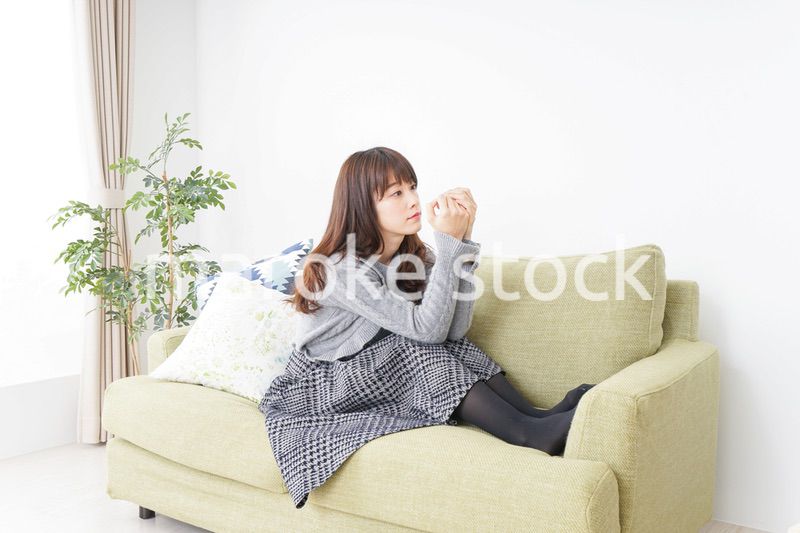 自宅でリラックスをする女性