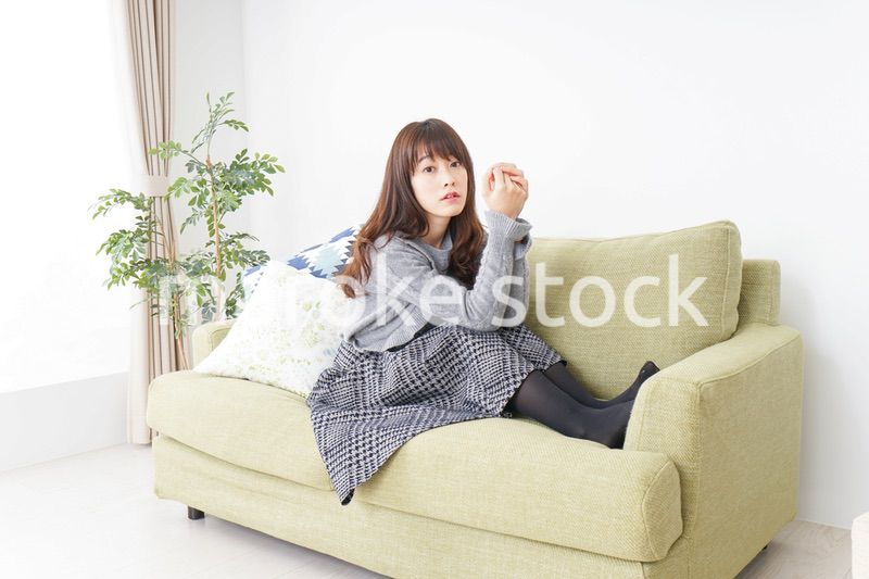 自宅でリラックスをする女性