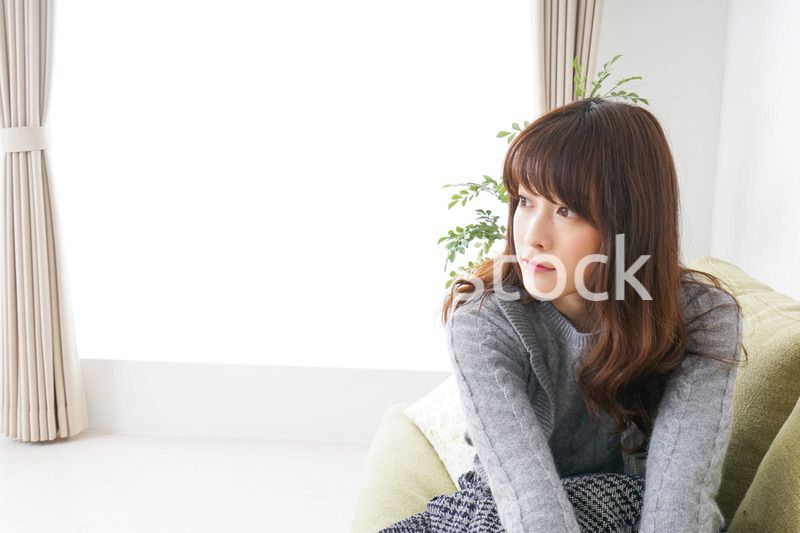 自宅でリラックスをする女性