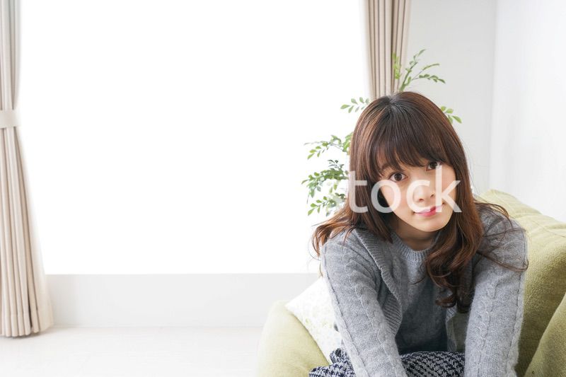 自宅でリラックスをする女性