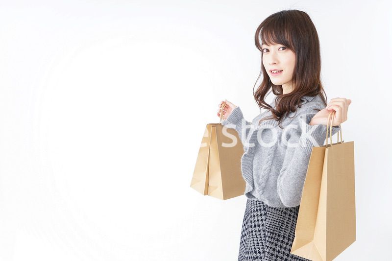 ショッピングをする若い女性