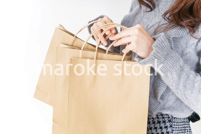 ショッピングをする女性・顔なし