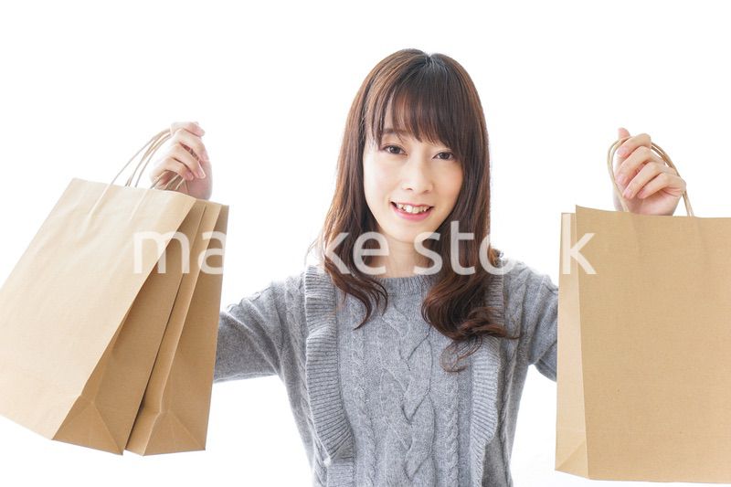 ショッピングをする若い女性