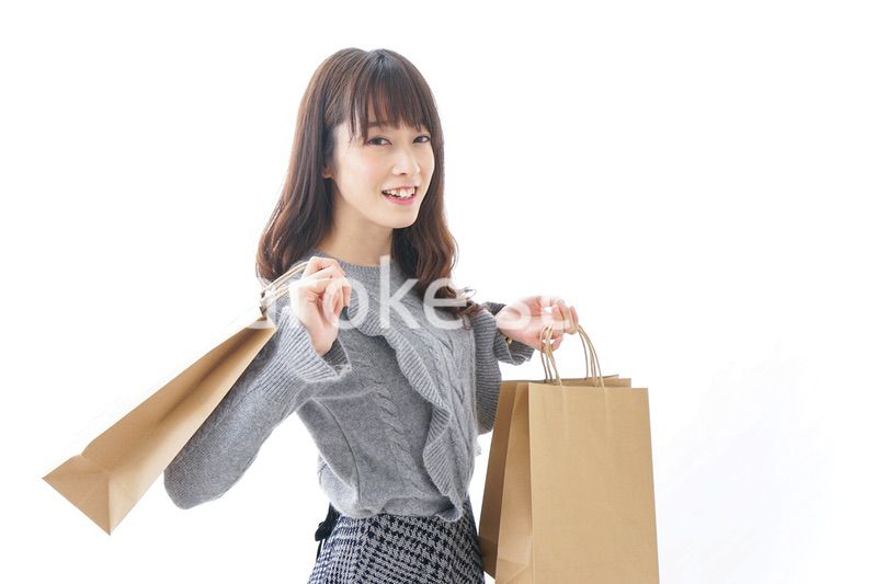 ショッピングをする若い女性