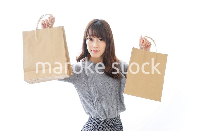 ショッピングをする若い女性