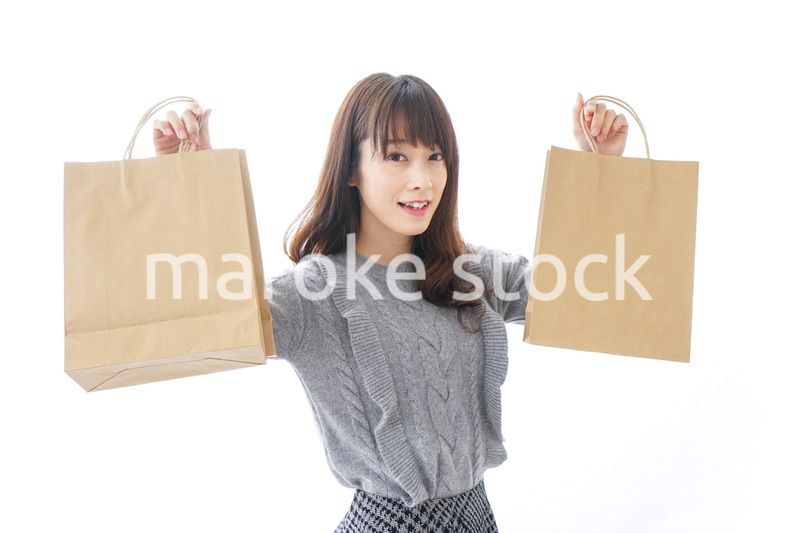 ショッピングをする若い女性