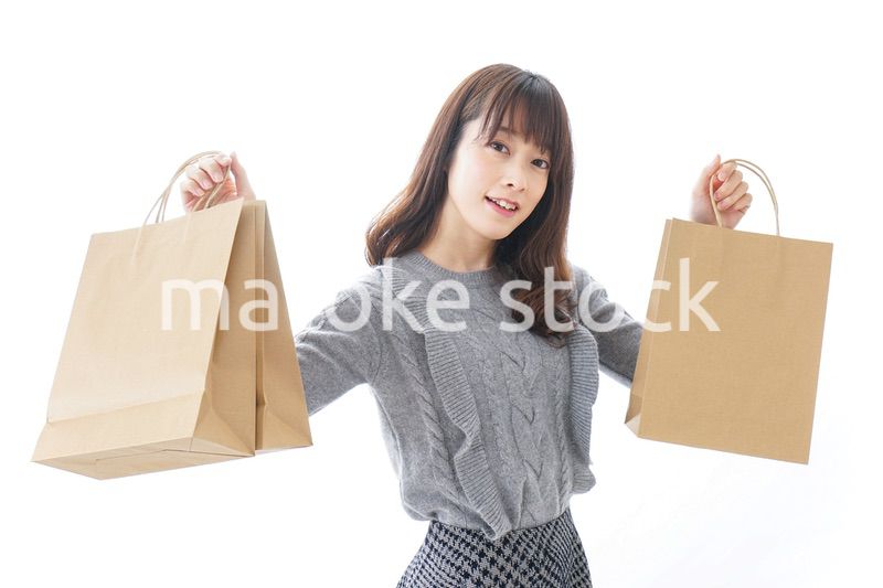 ショッピングをする若い女性