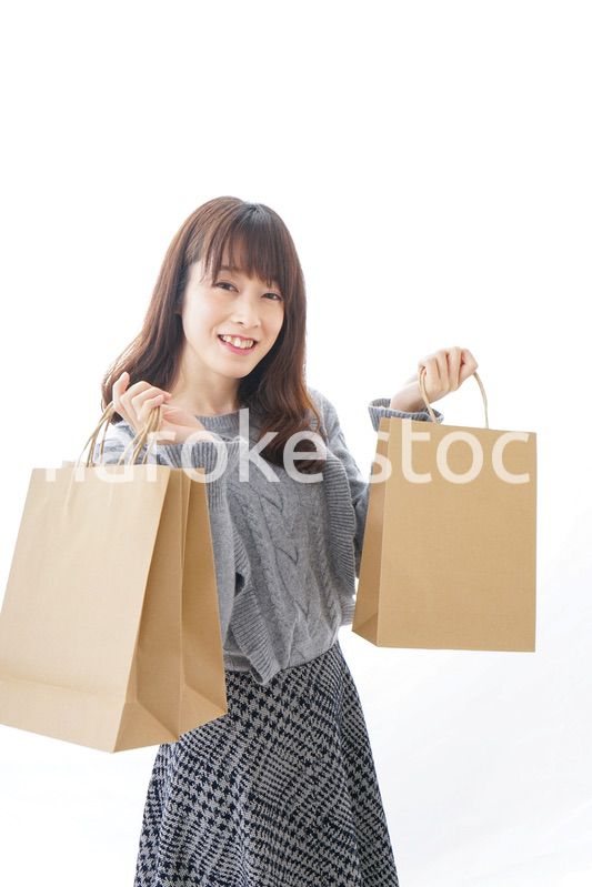 ショッピングをする若い女性