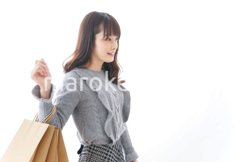 ショッピングをする若い女性