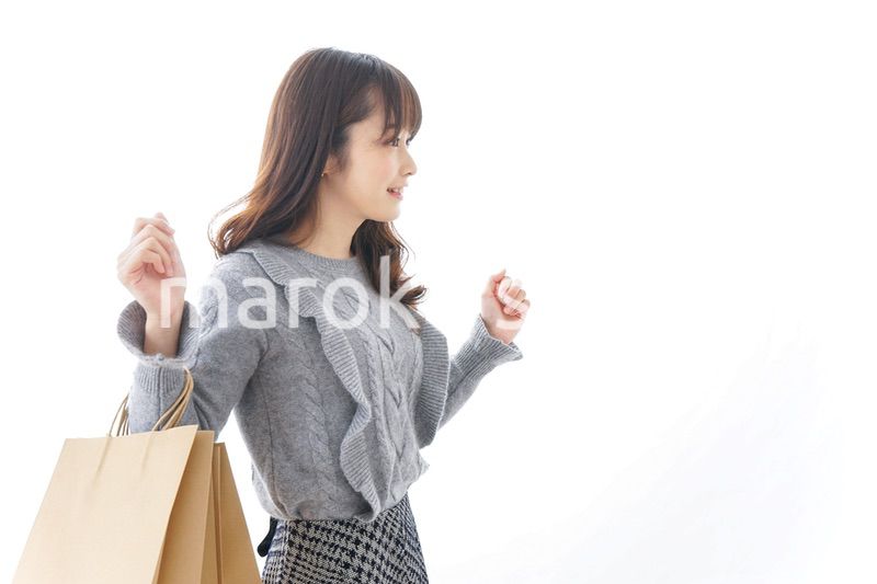 ショッピングをする若い女性